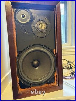 Beautiful Vintage Acoustic Research AR-3a speakers Hi-Fi at its finest
