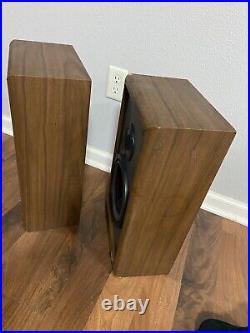 Vintage 1970s Acoustic Research AR28 B 2-Way Bookshelf Speakers